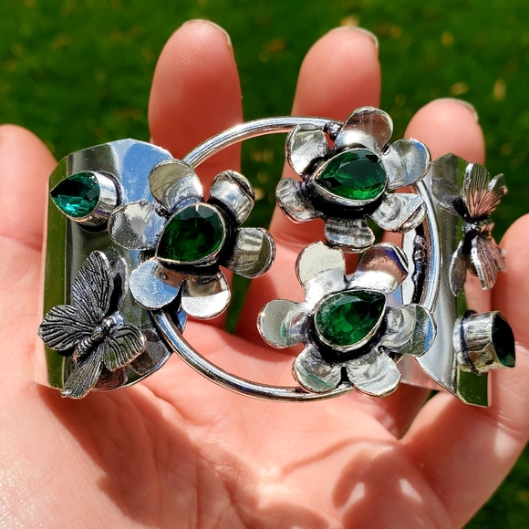 New Unique Peridot Butterflies and Flowers Silver Cuff Bracelet. - Picture 3 of 16